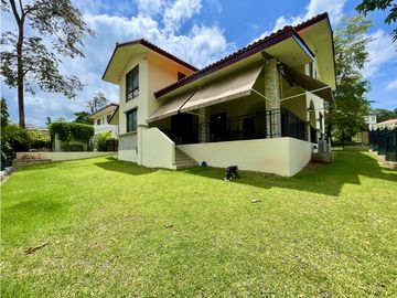 VENTA DE CASA EN  CLAYTON - SENDERO DE CAMINO DE CRUCES