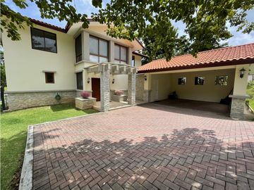 VENTA DE CASA EN  CLAYTON - SENDERO DE CAMINO DE CRUCES