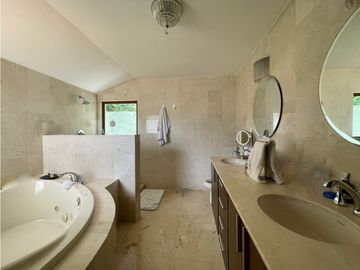 VENTA DE CASA EN  CLAYTON - SENDERO DE CAMINO DE CRUCES