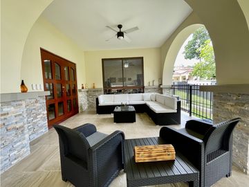 VENTA DE CASA EN  CLAYTON - SENDERO DE CAMINO DE CRUCES