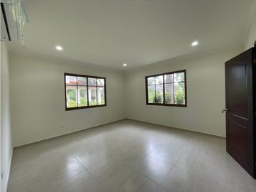 Venta de casa en clayton - Los Senderos de camino de cruces