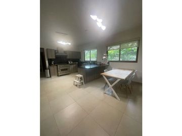 Venta de casa en clayton - Sendero de camino de cruces