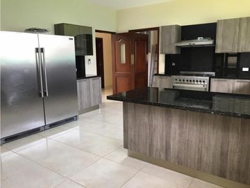 Venta de casa en clayton - Sendero de camino de cruces