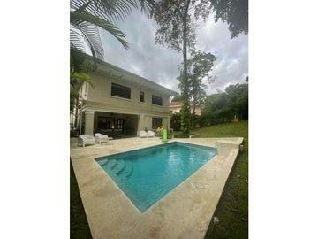 Venta de casa en clayton - Sendero de camino de cruces