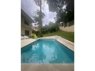Venta de casa en clayton - Sendero de camino de cruces