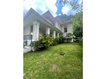 Venta de casa en clayton - Sendero de camino de cruces