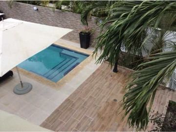 CASA MODERNA EN PH COSTA ESMERALDA