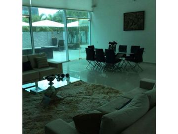 CASA MODERNA EN PH COSTA ESMERALDA