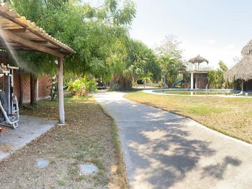 Terreno en venta en Tecomán con edificaciones Habitacionales y uso comercial