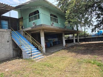 Terreno en venta en Tecomán con edificaciones Habitacionales y uso comercial