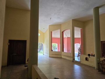 Terreno en venta en Tecomán con edificaciones Habitacionales y uso comercial