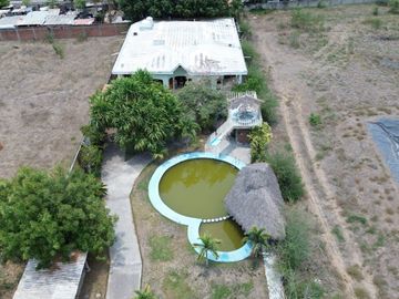 Terreno en venta en Tecomán con edificaciones Habitacionales y uso comercial