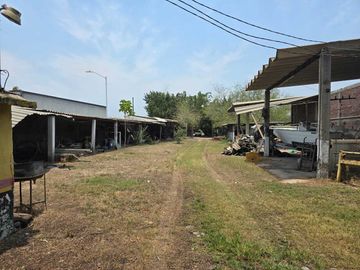 Terreno en venta en Tecomán con edificaciones Habitacionales y uso comercial