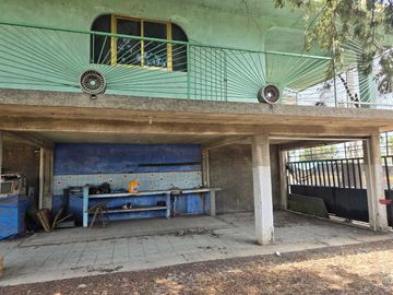Terreno en venta en Tecomán con edificaciones Habitacionales y uso comercial