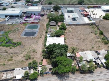 Terreno en venta en Tecomán con edificaciones Habitacionales y uso comercial
