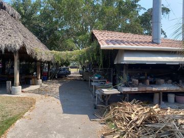 Terreno en venta en Tecomán con edificaciones Habitacionales y uso comercial
