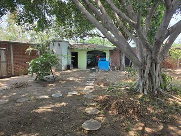 Terreno en venta en Tecomán con edificaciones Habitacionales y uso comercial