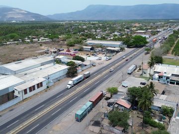 Terreno en venta en Tecomán con edificaciones Habitacionales y uso comercial