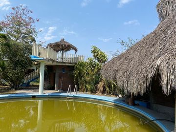 Terreno en venta en Tecomán con edificaciones Habitacionales y uso comercial