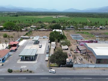 Terreno en venta en Tecomán con edificaciones Habitacionales y uso comercial