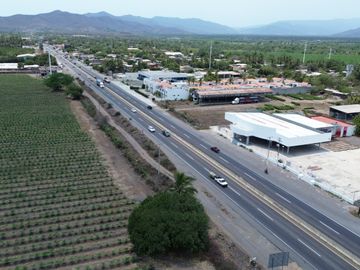 Terreno en venta en Tecomán con edificaciones Habitacionales y uso comercial