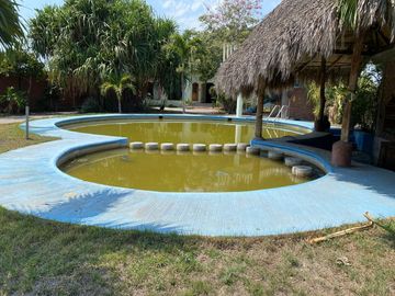 Terreno en venta en Tecomán con edificaciones Habitacionales y uso comercial