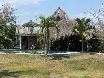 Terreno en venta en Tecomán con edificaciones Habitacionales y uso comercial