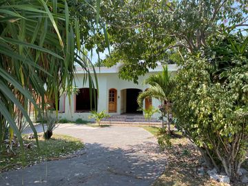 Terreno en venta en Tecomán con edificaciones Habitacionales y uso comercial
