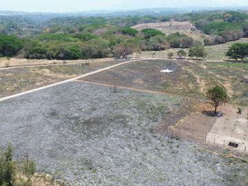 Terreno en venta en Tecomán con edificaciones Habitacionales y uso comercial