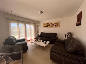 CASA DE VENTA O RENTA DENTRO DE URBANIZACIÓN