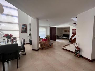 CASA DE VENTA O RENTA DENTRO DE URBANIZACIÓN