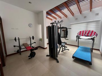 CASA DE VENTA O RENTA DENTRO DE URBANIZACIÓN