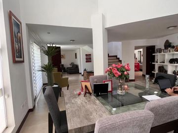 CASA DE VENTA O RENTA DENTRO DE URBANIZACIÓN