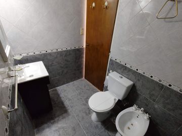 Venta PH 2 ambientes con patio en Villa Luzuriaga