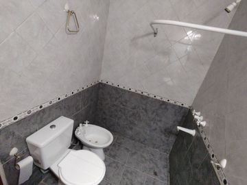 Venta PH 2 ambientes con patio en Villa Luzuriaga