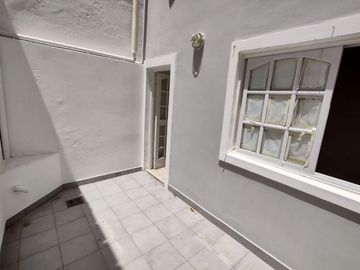 Venta PH 2 ambientes con patio en Villa Luzuriaga