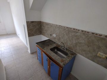 Venta PH 2 ambientes con patio en Villa Luzuriaga