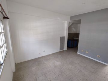 Venta PH 2 ambientes con patio en Villa Luzuriaga