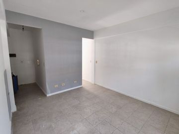 Venta PH 2 ambientes con patio en Villa Luzuriaga