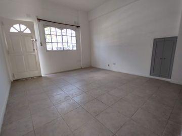 Venta PH 2 ambientes con patio en Villa Luzuriaga