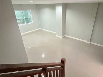 3 Bedroom Townhouse for sale at Pruksaphan Grand Lamphaya 2