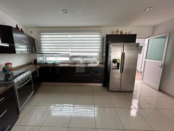 Casa con Alberca, 4 recámaras, bar, estacionamiento 6 autos, está increíble