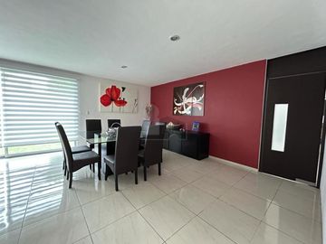 Casa con Alberca, 4 recámaras, bar, estacionamiento 6 autos, está increíble
