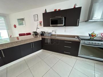 Casa con Alberca, 4 recámaras, bar, estacionamiento 6 autos, está increíble