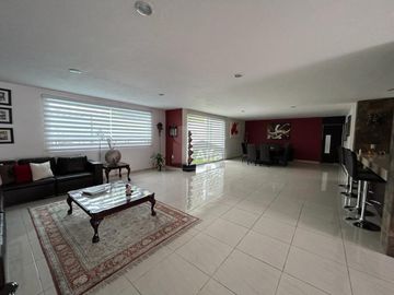 Casa con Alberca, 4 recámaras, bar, estacionamiento 6 autos, está increíble