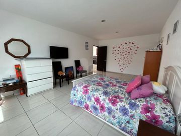 Casa con Alberca, 4 recámaras, bar, estacionamiento 6 autos, está increíble