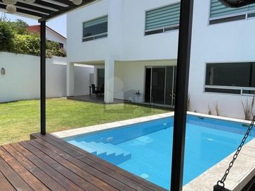 Casa con Alberca, 4 recámaras, bar, estacionamiento 6 autos, está increíble