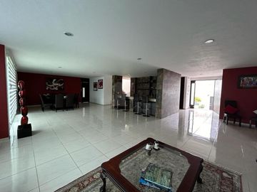 Casa con Alberca, 4 recámaras, bar, estacionamiento 6 autos, está increíble