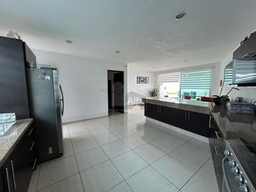 Casa con Alberca, 4 recámaras, bar, estacionamiento 6 autos, está increíble