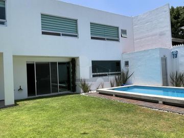 Casa con Alberca, 4 recámaras, bar, estacionamiento 6 autos, está increíble